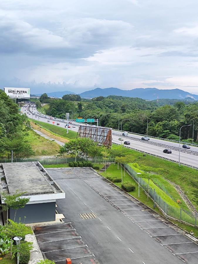 Putra 1 Pool Homestay Bandar Seri Putra Kampong Sungai Buah ภายนอก รูปภาพ